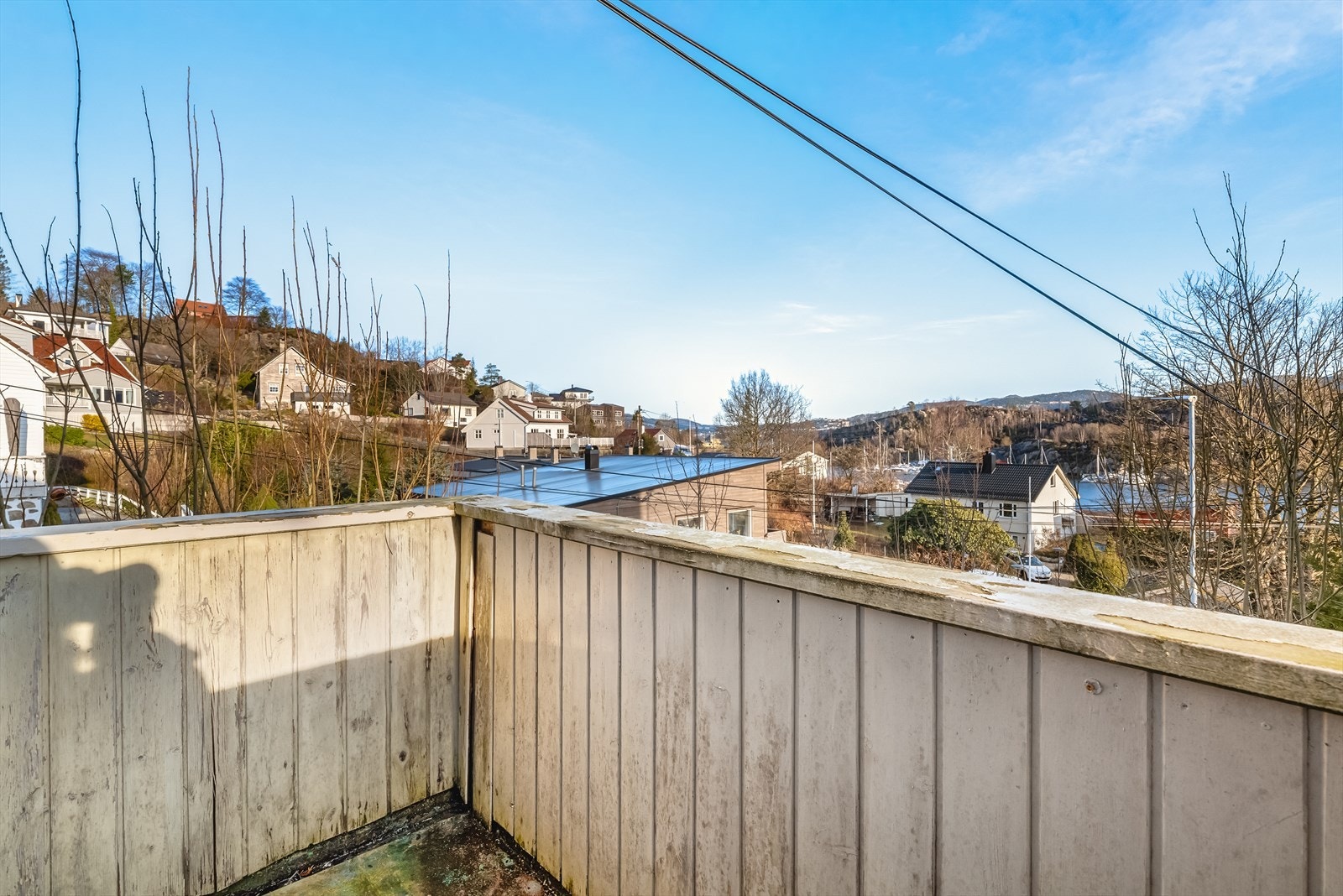 Leiligheten har egen balkong med flotte solforhold. Balkongen, så vel som leiligheten for øvrig har behov for modernisering. Galleribilde