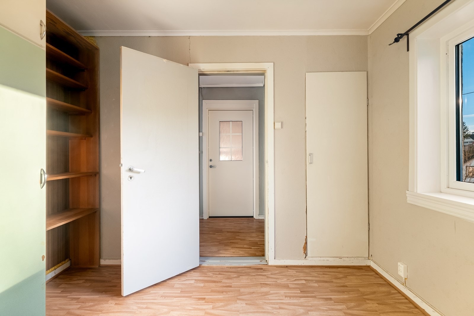 Laminat på gulv og malte veggflater. Galleribilde