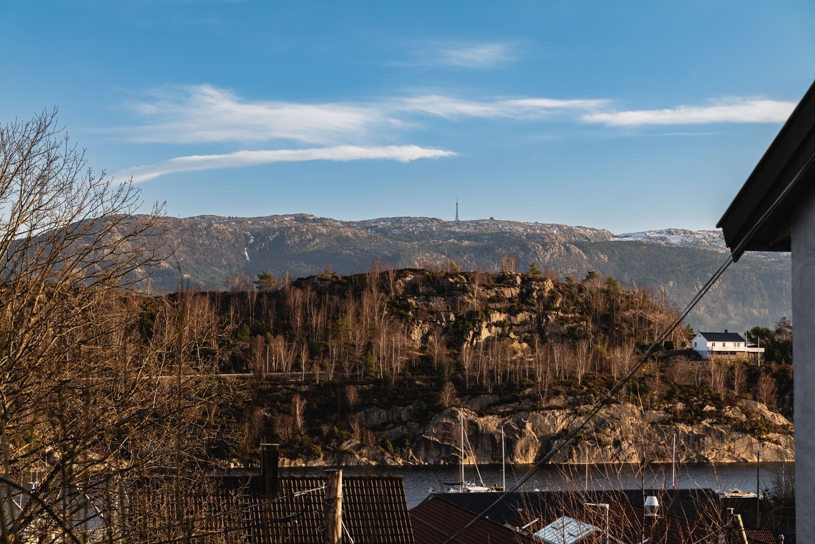 Fra balkongen har man utsikt mot både fjord og fjell. Galleribilde