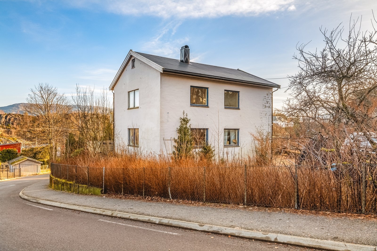 Florvågbakken et veletablert boligområde i Florvåg på Askøy. Herfra kan man spasere til skole, barnehage, busstopp, idrettsplass og butikker. Galleribilde