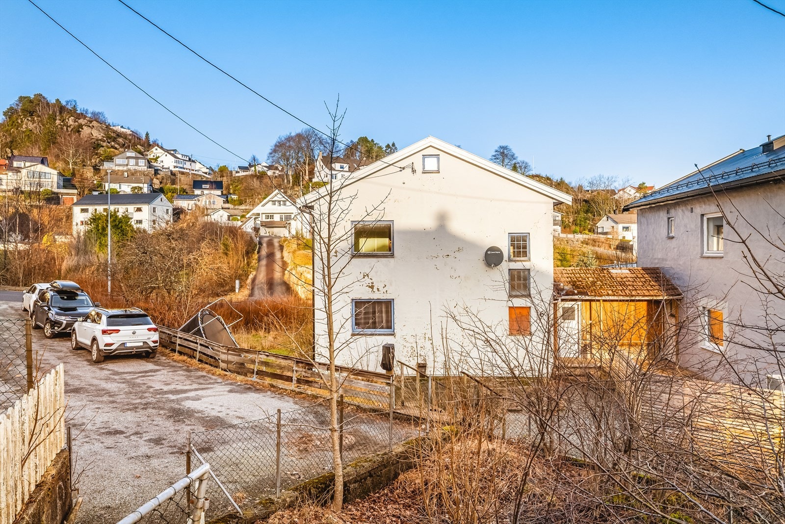 Det er 4 parkeringsplasser disponibel for sameierne. Galleribilde