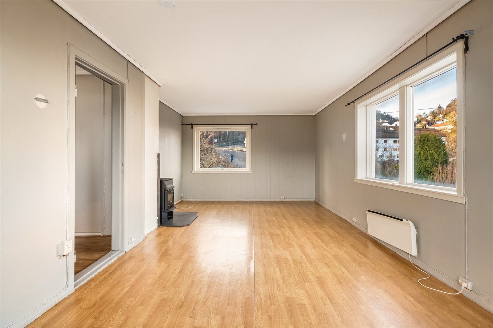 Stuen er av god størrelse med lysinnslipp fra 3 sider. Galleribilde