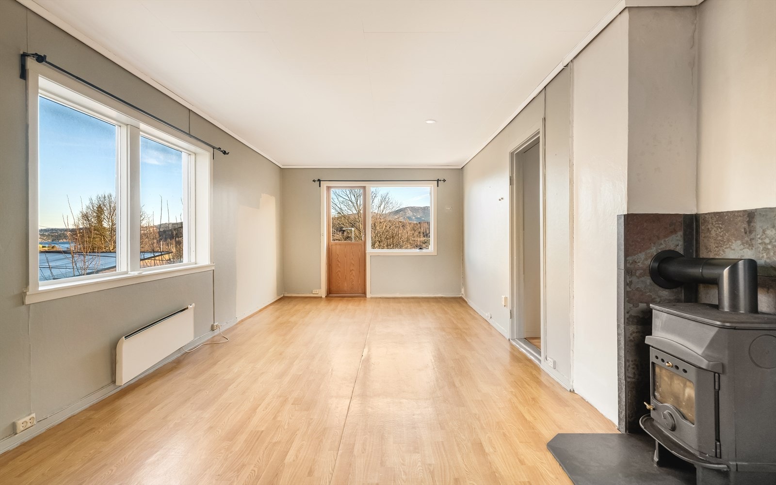 Stuen måler 25,7 kvm og har god plass til både spisebord og sofagruppe. Galleribilde