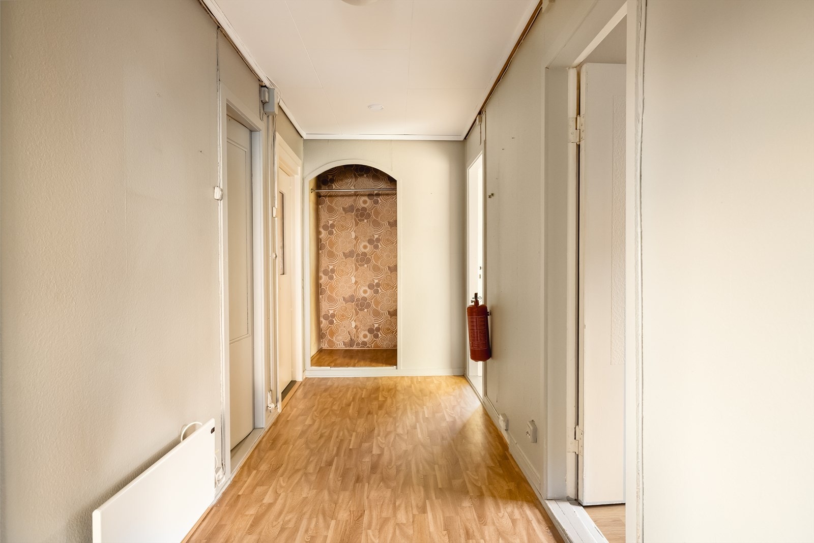 Velkommen inn! Romslig gang leder videre til alle rom i leiligheten. Galleribilde