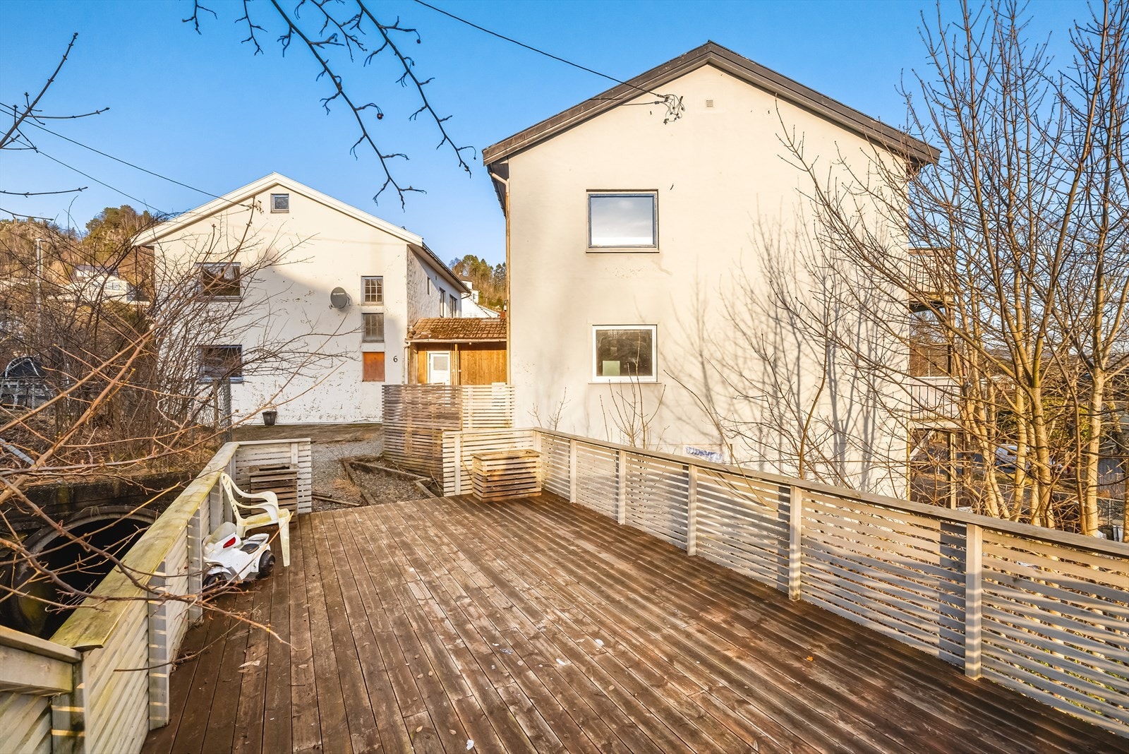 Sameiet består av Florvågbakken 4 og 6. Det er to leiligheter i hvert bygg. Galleribilde