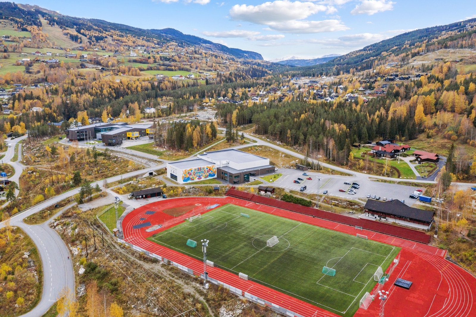 Hallingmo: med skole, idrettsanlegg, fotballbane, sykkelstier, freesbeegolf, etc Galleribilde