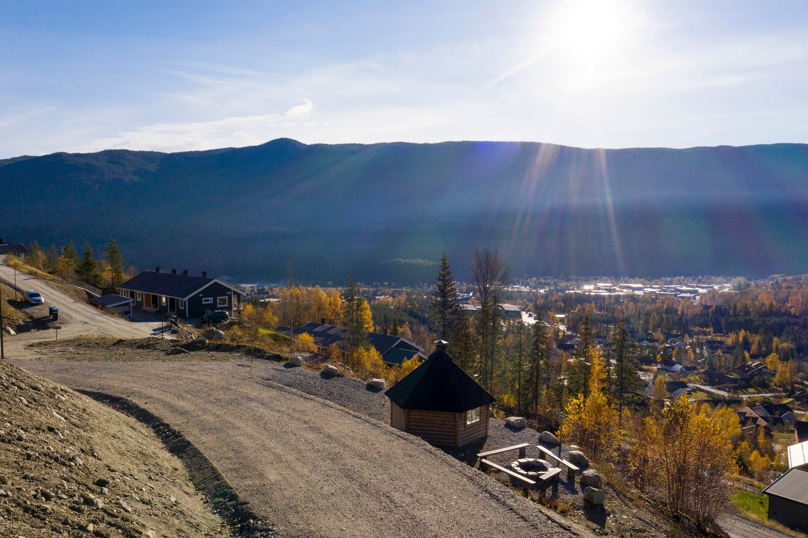 Felles grillhytte for boligfeltet. Her kan man grille og nyte utsikten Galleribilde