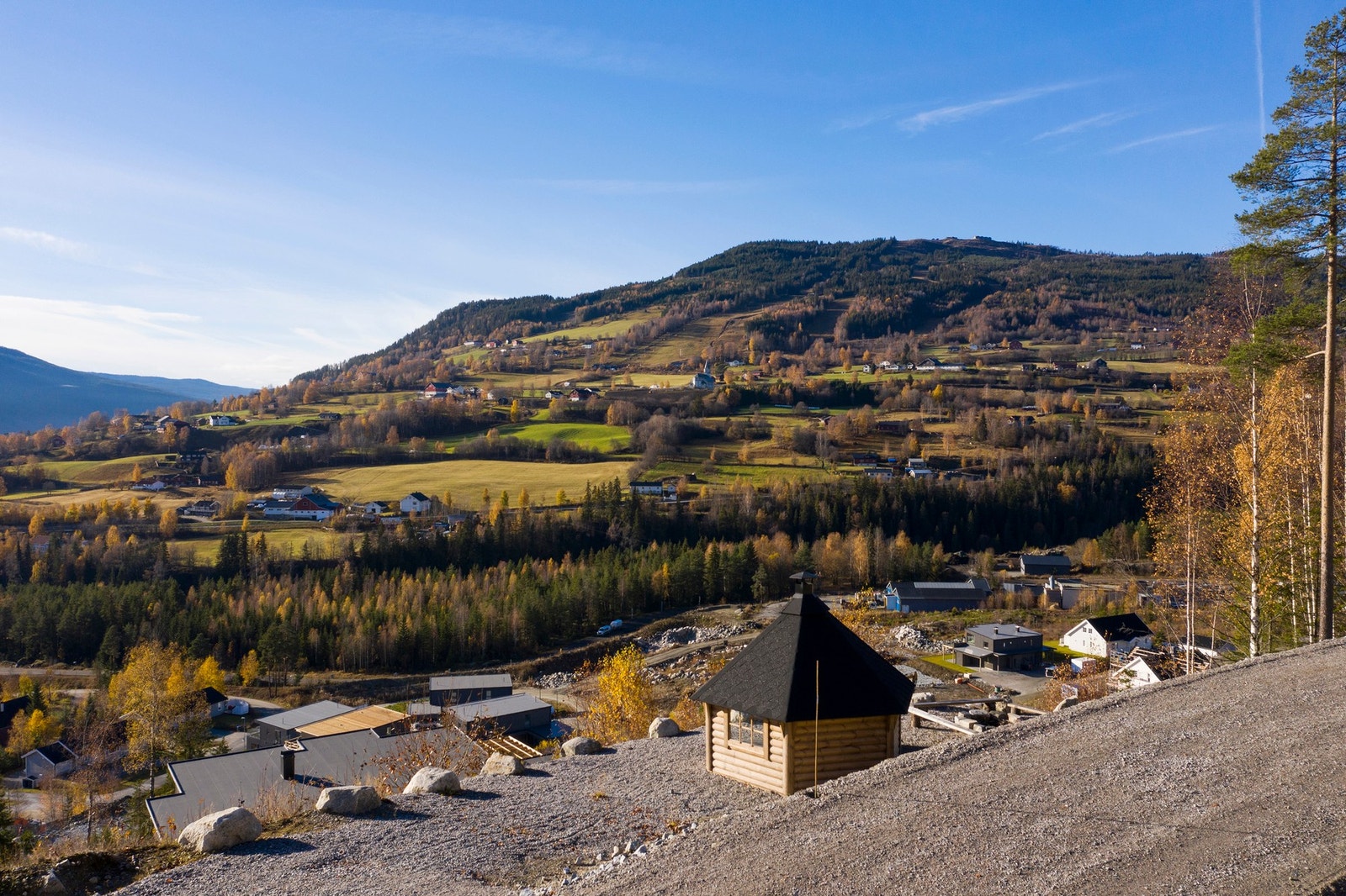 Grillhytte er satt opp i feltet til glede for alle som bor her Galleribilde
