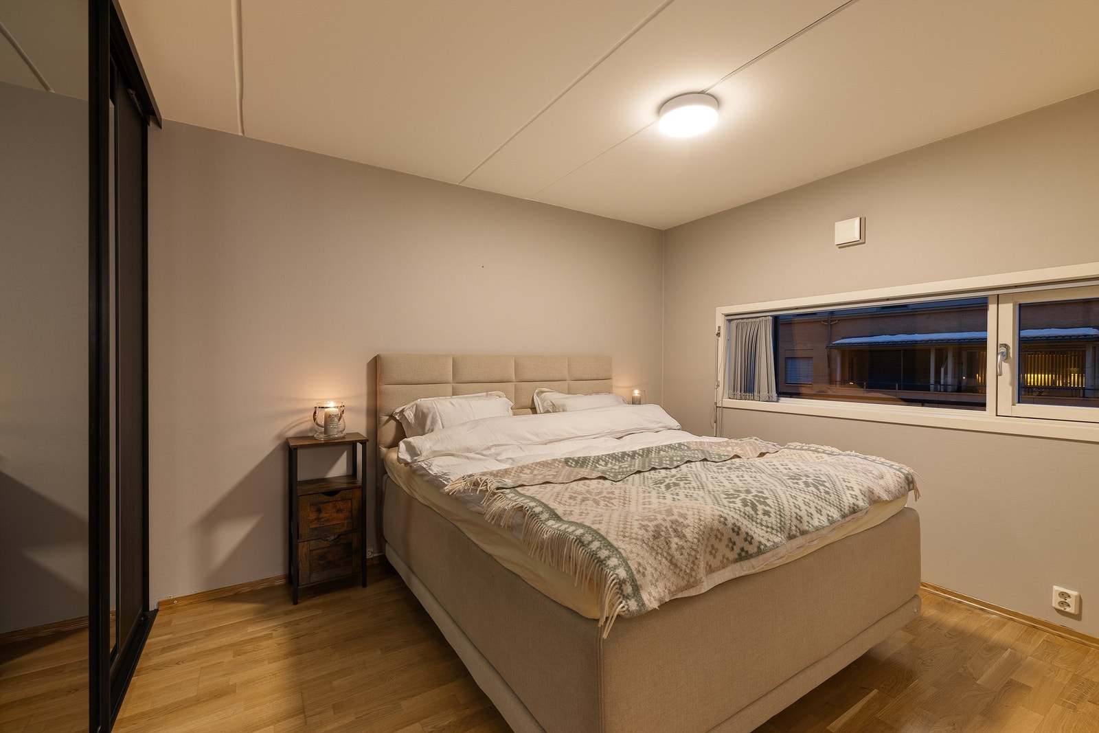 Leiligheten har to soverom. Hovedsoverommet har god plass til dobbeltseng. Galleribilde