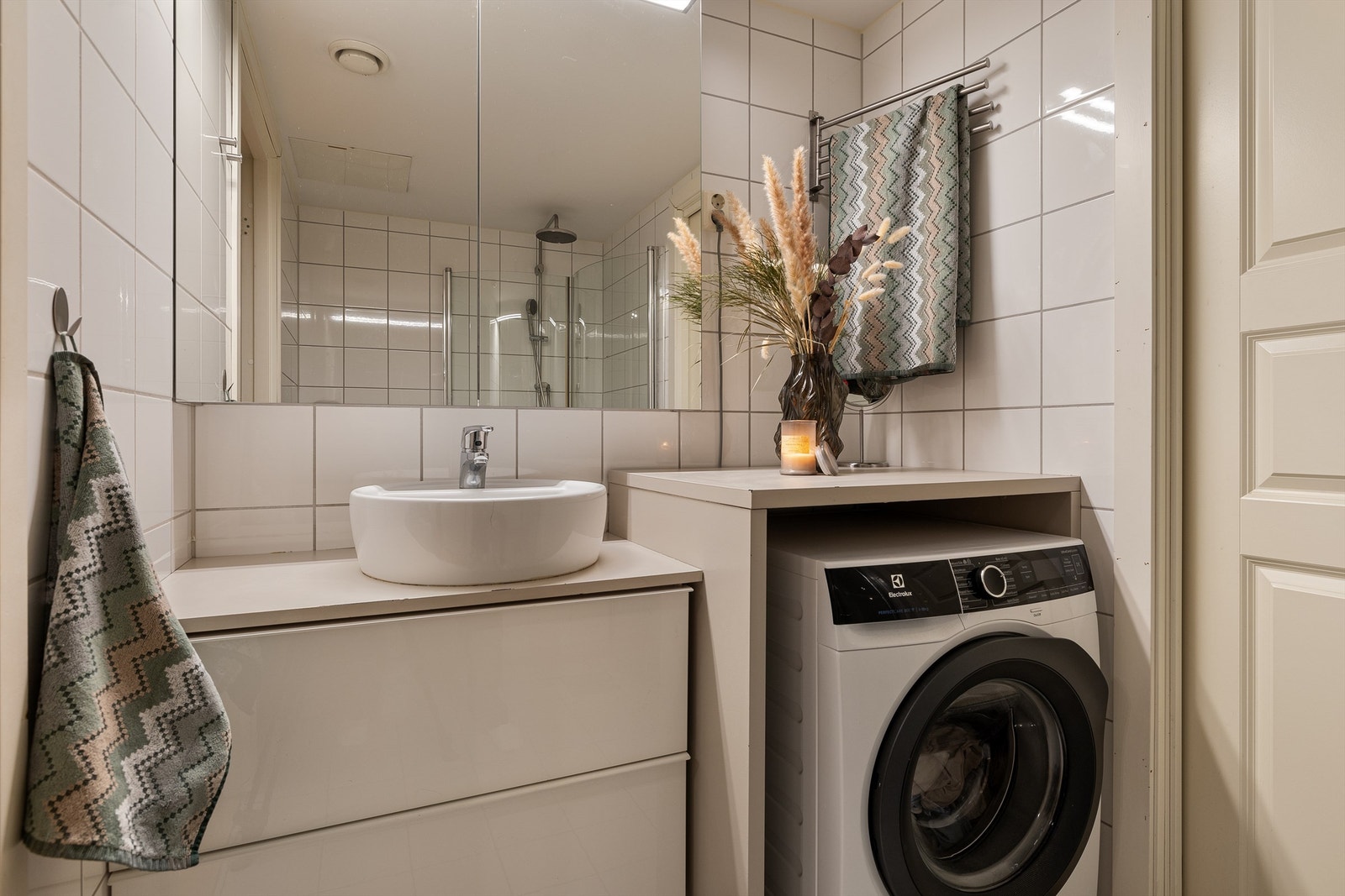 Badet har varmekabler i gulv og opplegg for vaskemaskin. Galleribilde