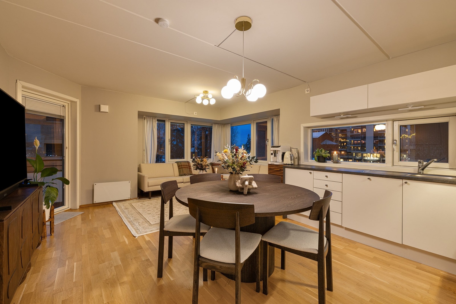 Leiligheten har en gjennomtenkt og arealeffektiv planløsning med åpen stue- og kjøkkenløsning. Galleribilde