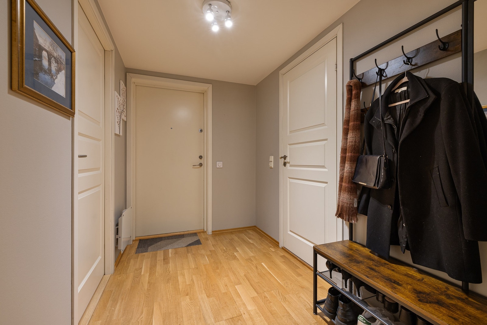 Du ønskes velkommen inn i en lys entré med plass til å sette fra seg sko og henge opp yttertøy Galleribilde