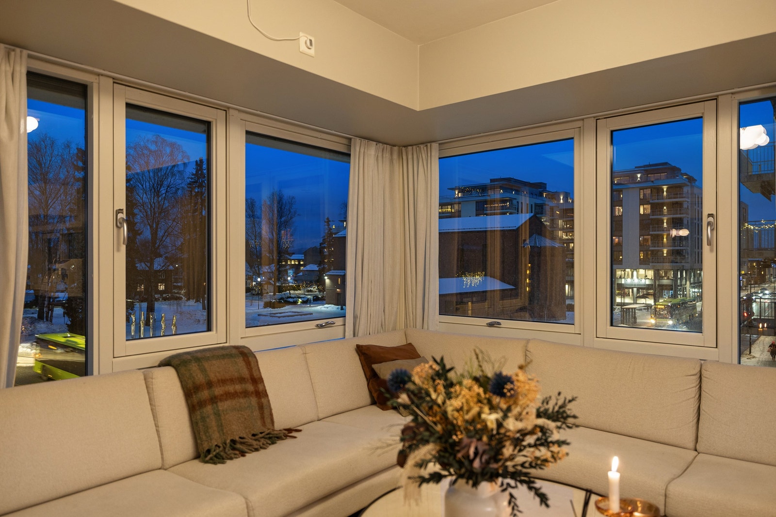 Store vindusflater gir gode lysforhold og en urban atmosfære. Galleribilde