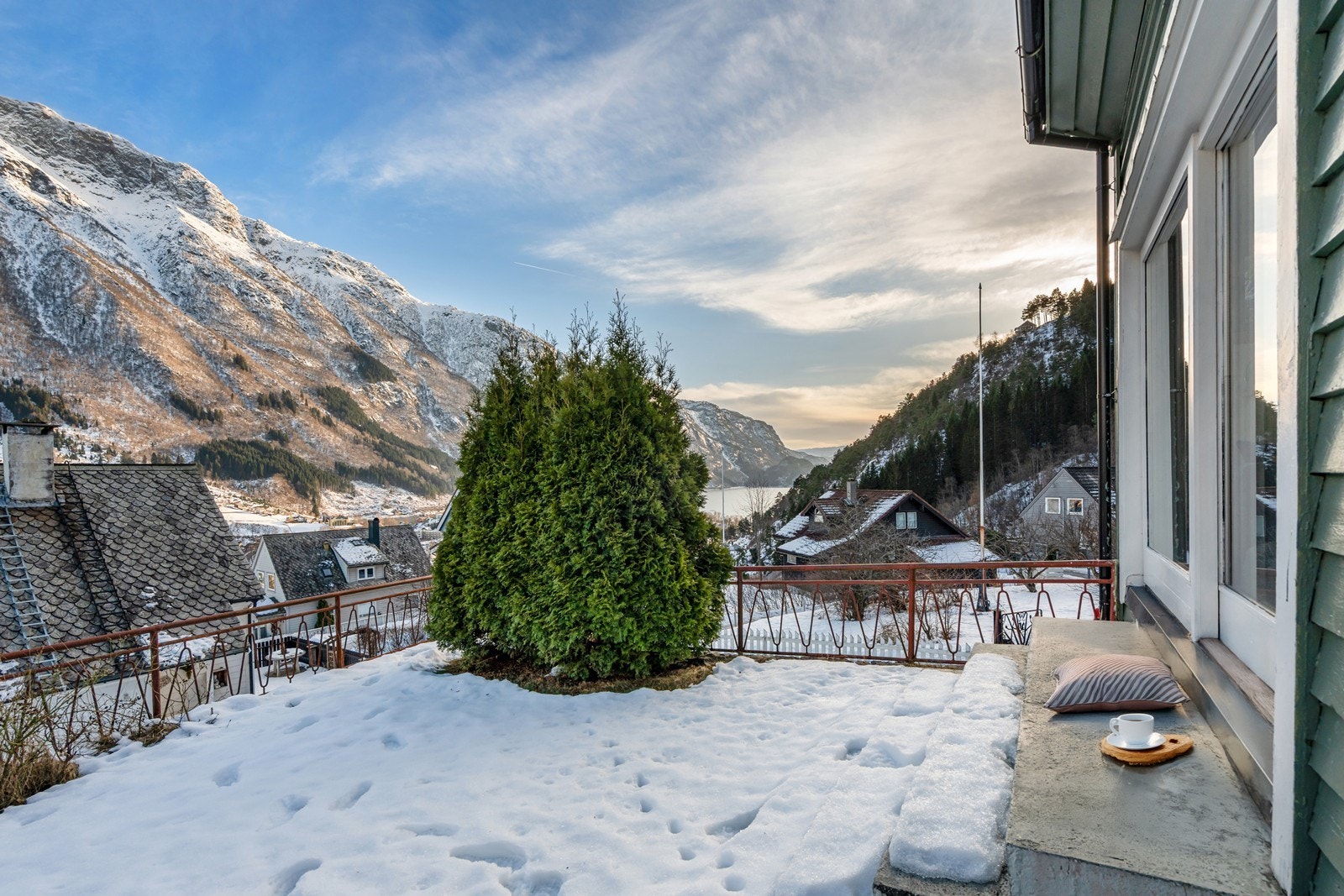 Her kan man nyte en kaffekopp i fredlige omgivelser til vakker utsikt. Galleribilde