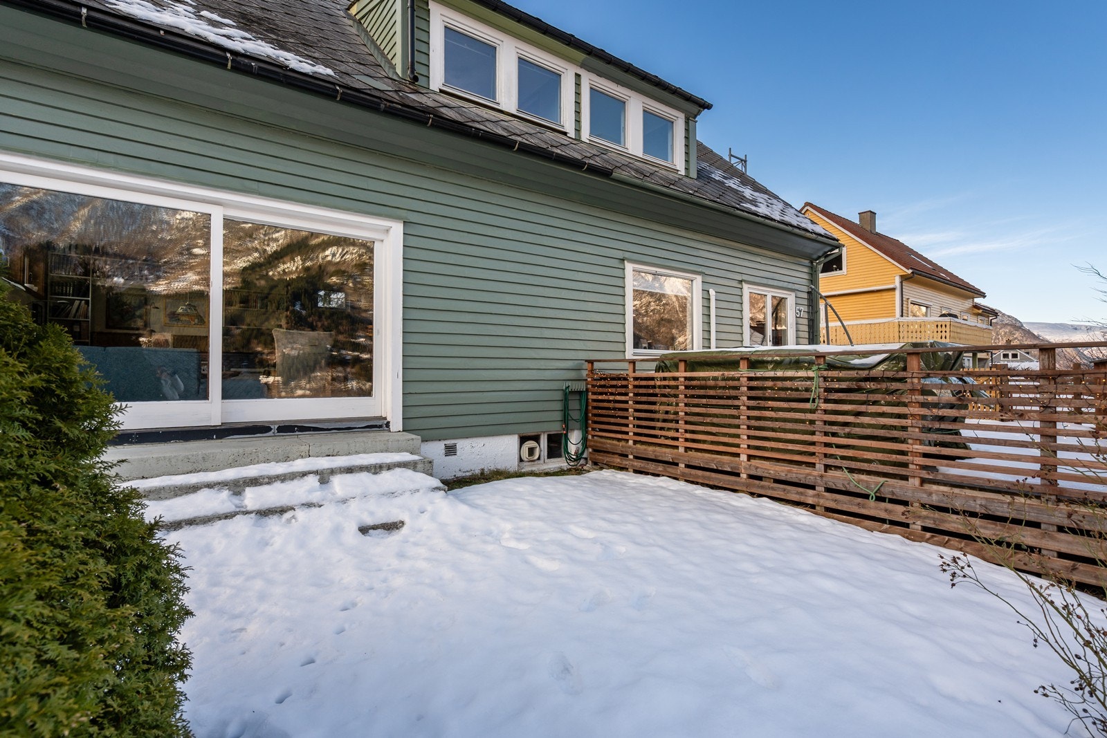 Fra stuen er det direkte adkomst til flott skjermet hage og uteområde. Galleribilde