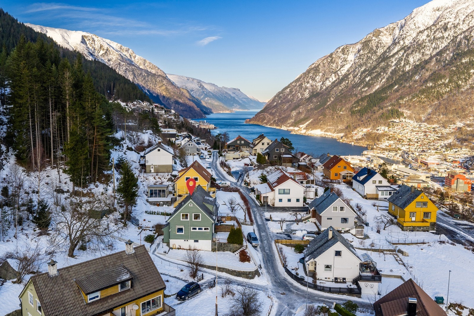 Eiendommen har attraktiv beliggenhet i Odda, omgitt av storslått fjord- og fjellnatur. Galleribilde