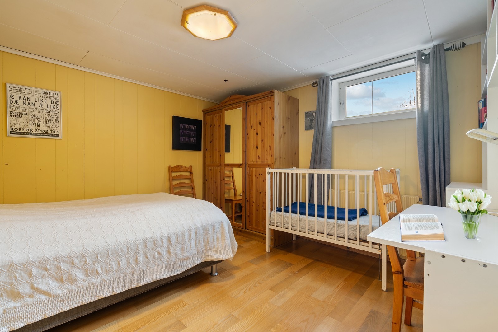 Soverom av god størrelse malt i lyse farger og med god plass til ulik møblering. Galleribilde