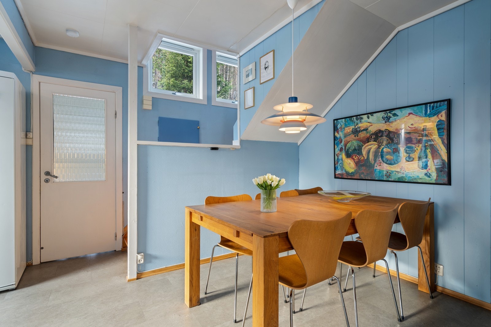 Herfra har man trapp opp til andre etasje, og samtidig enkel adkomst til entréen. Galleribilde