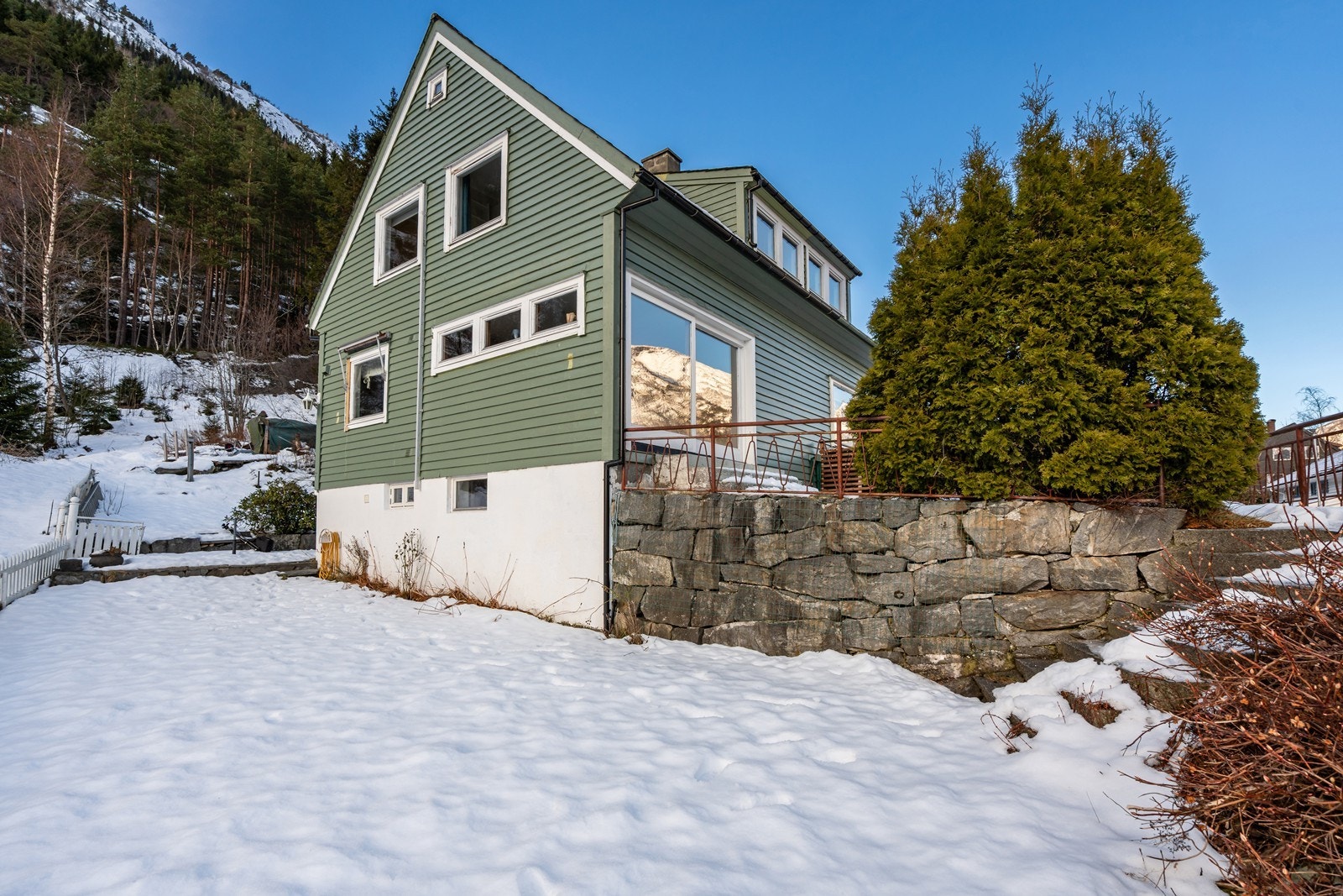 Eiendommen har en stor hage og flotte uteområder. Galleribilde