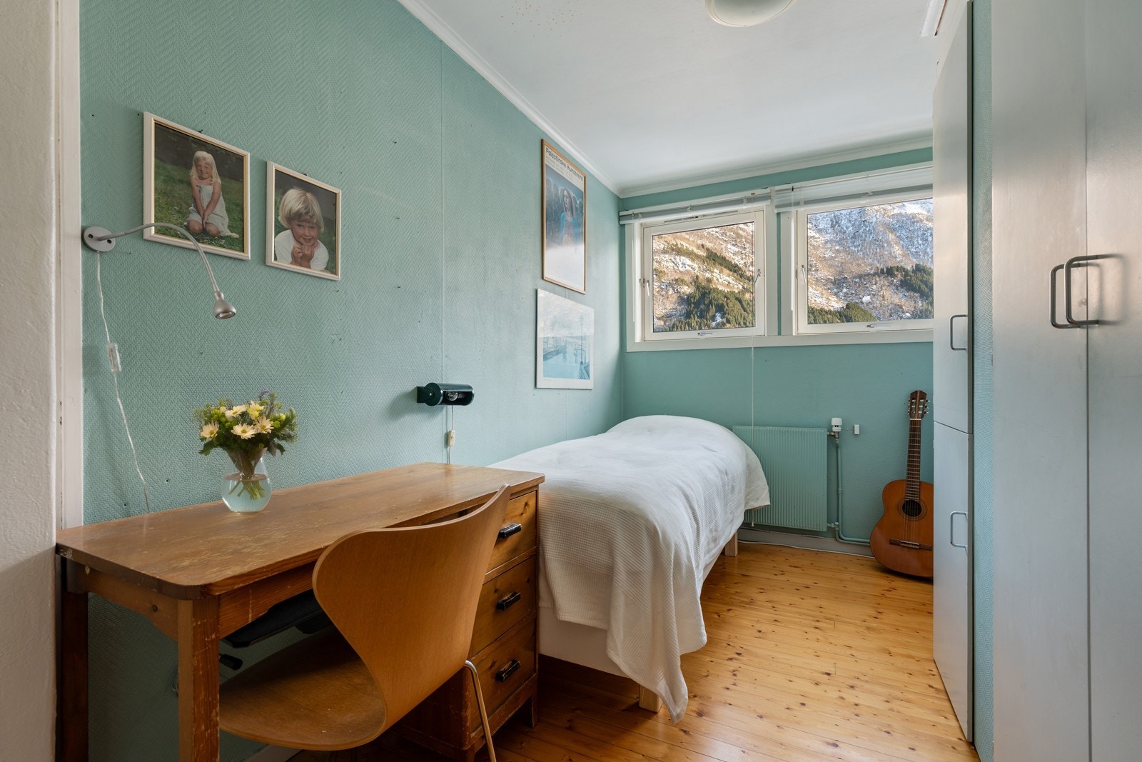 Soverom 3 med plassbygde skap som byr på rikelig med oppbevaring. Galleribilde