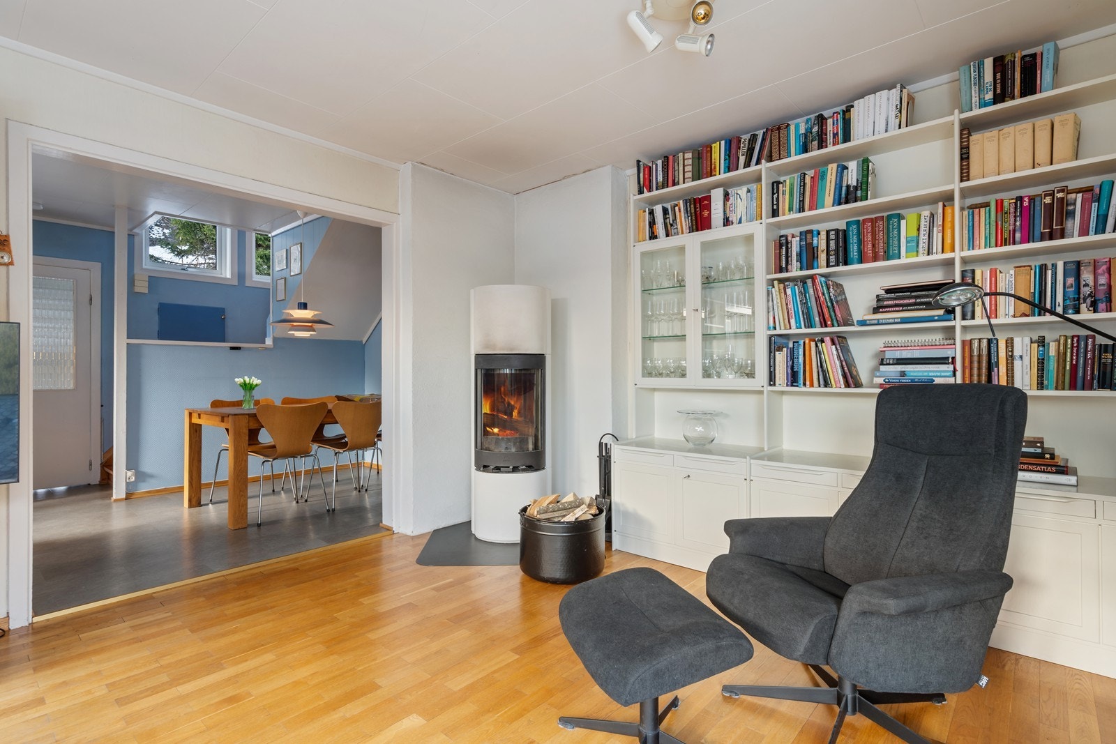 Stuen er i åpen løsning mot kjøkken, noe som gjør at begge rom oppleves større og mer luftige. Galleribilde