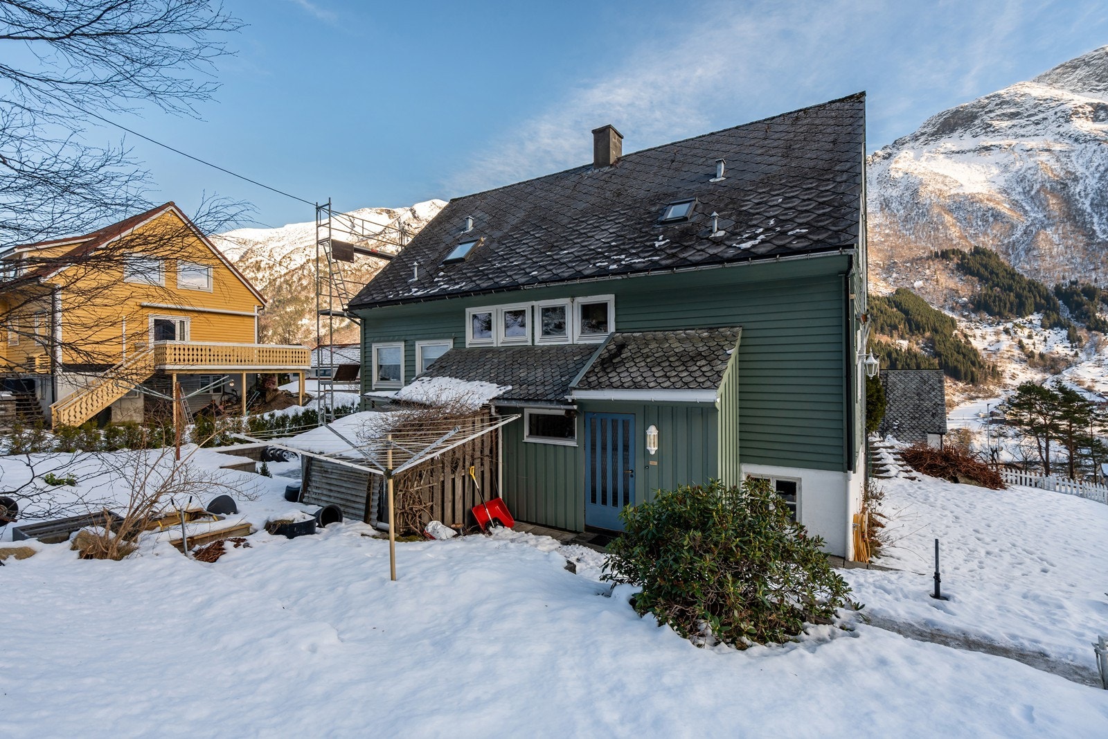 Inngangsparti med praktiske steinheller foran døren. Galleribilde