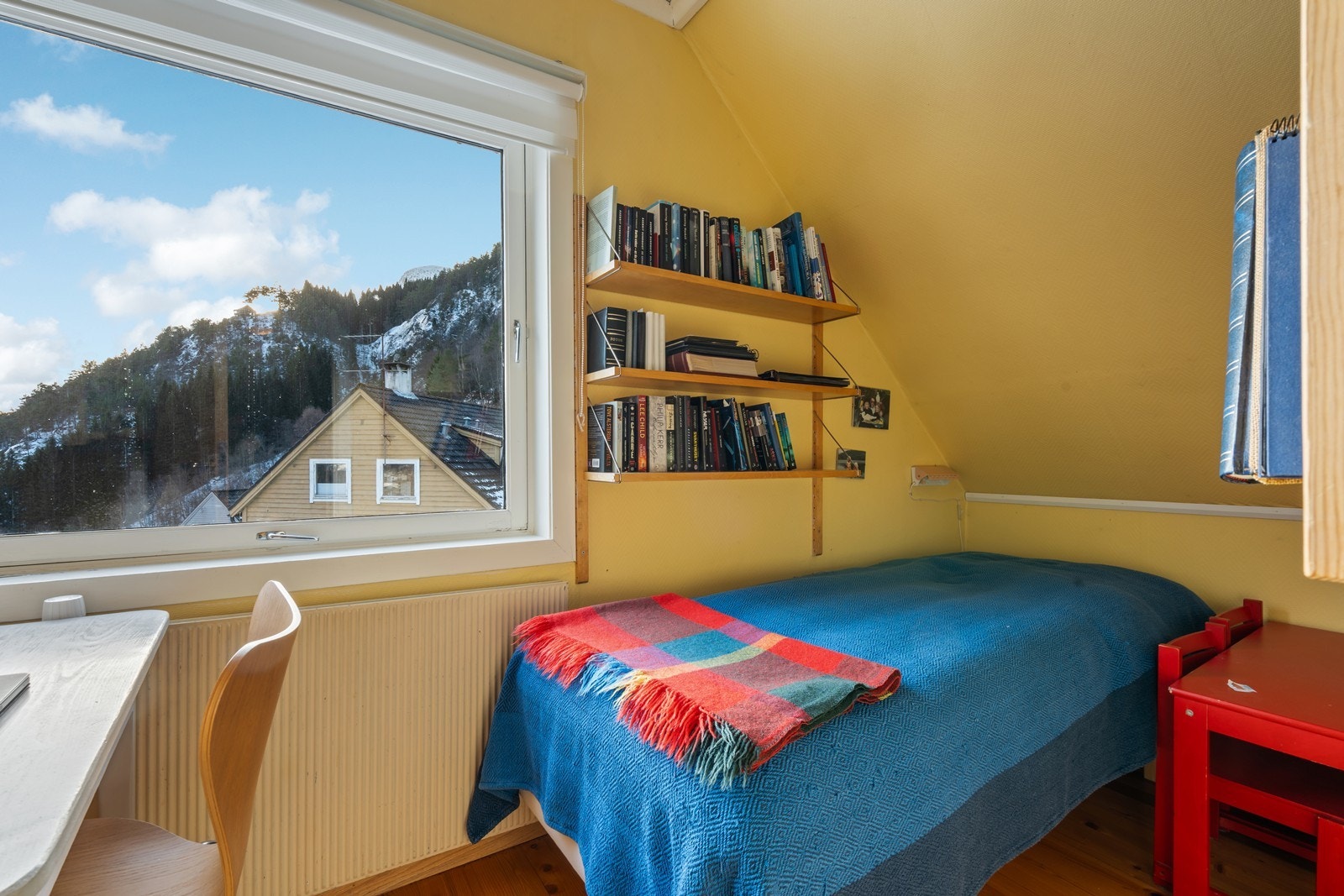 Soverom av god størrelse innredet i lystige farger. Galleribilde