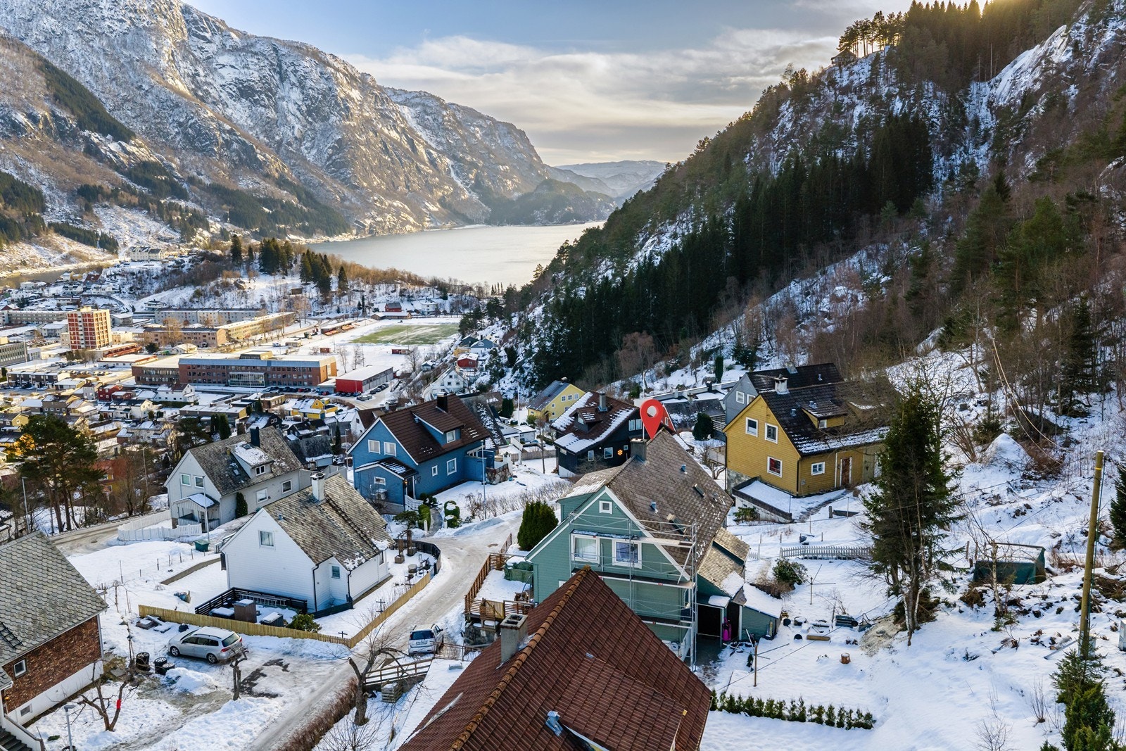 Fra boligen er det kort vei til skoler, barnehager og idrettsanlegg - noe som gjør boligen godt egnet for barnefamilier. Galleribilde