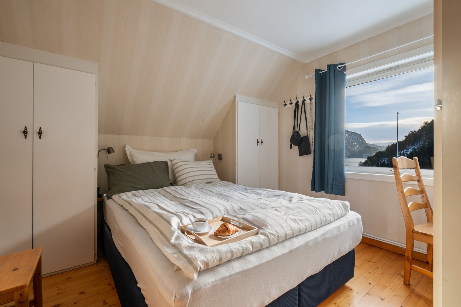 Soverom 2 også av god størrelse med plassbygde klesskap. Også her har man vakker utsikt mot naturen. Galleribilde