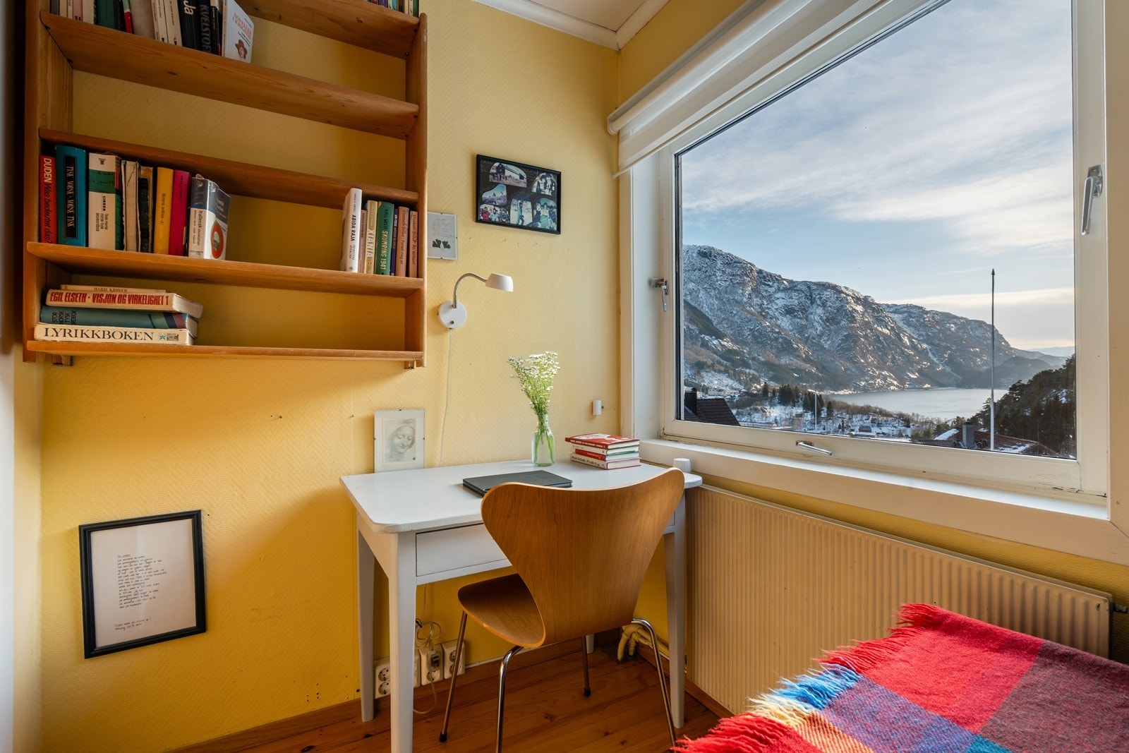 Fra rommet har man vakker utsikt mot fjell og fjord. Galleribilde