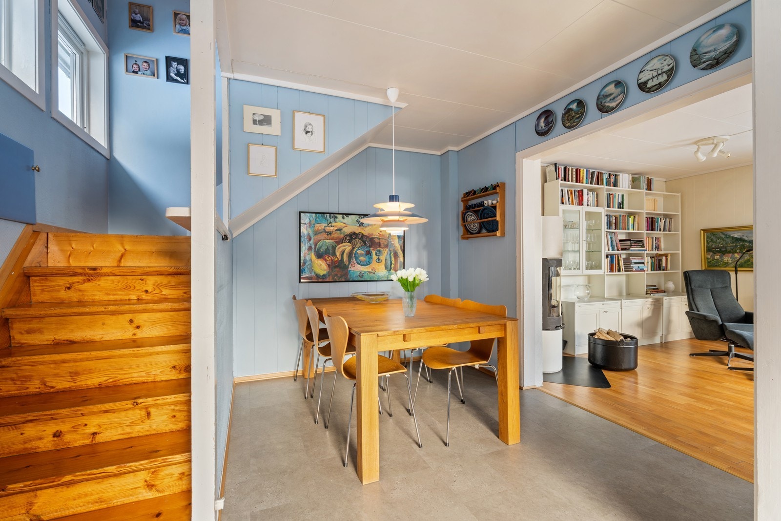 Spisestuen er naturlig plassert i overgangen mellom stue og kjøkken, noe som skaper et hyggelig og sosialt samlingspunkt. Galleribilde