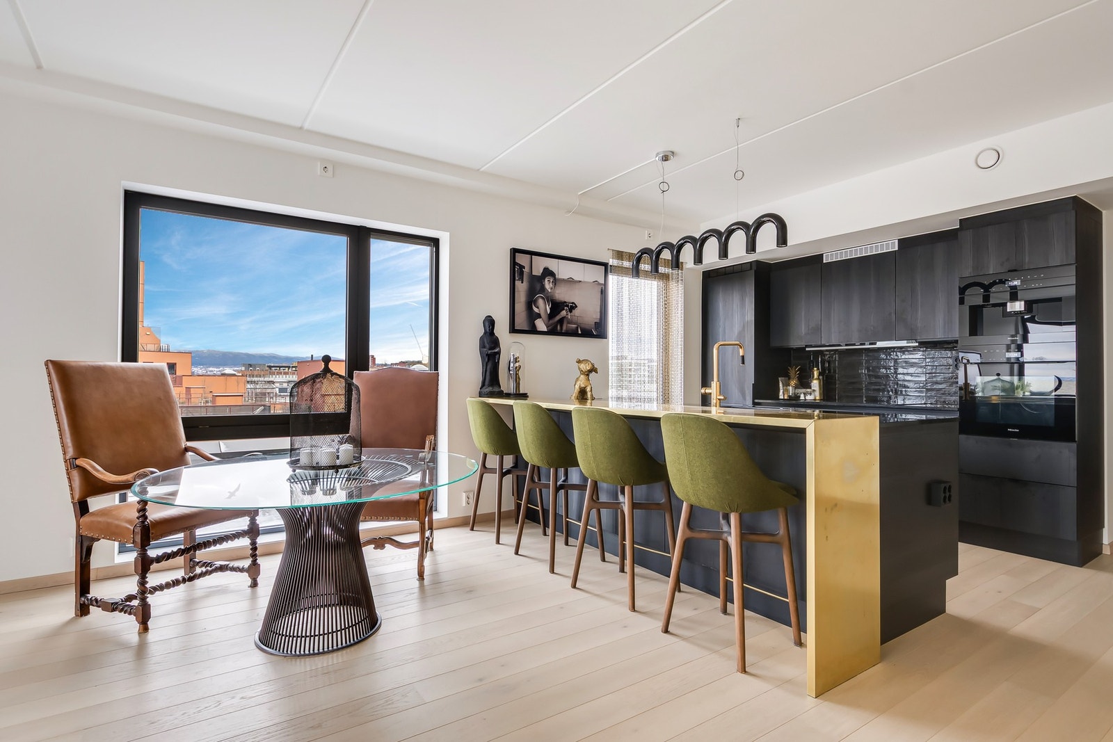 Strøkent HTH-kjøkken med kvalitetshvitevarer Galleribilde