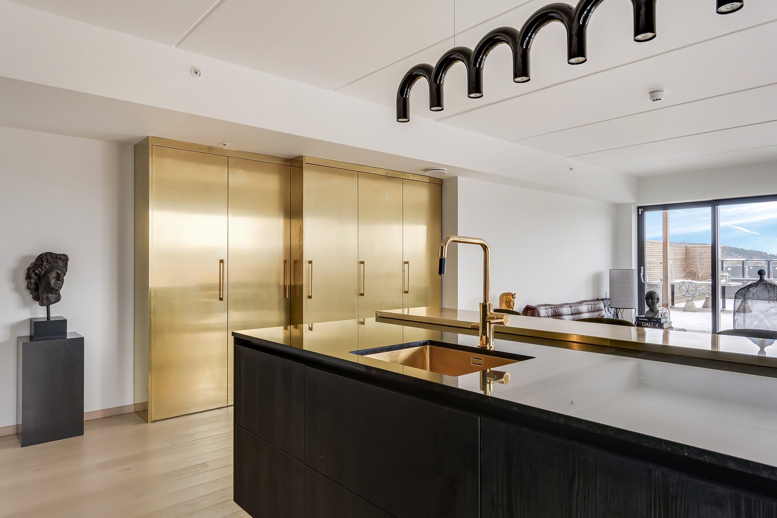 Både kjøkkenet og boligen generelt er svært påkostet Galleribilde