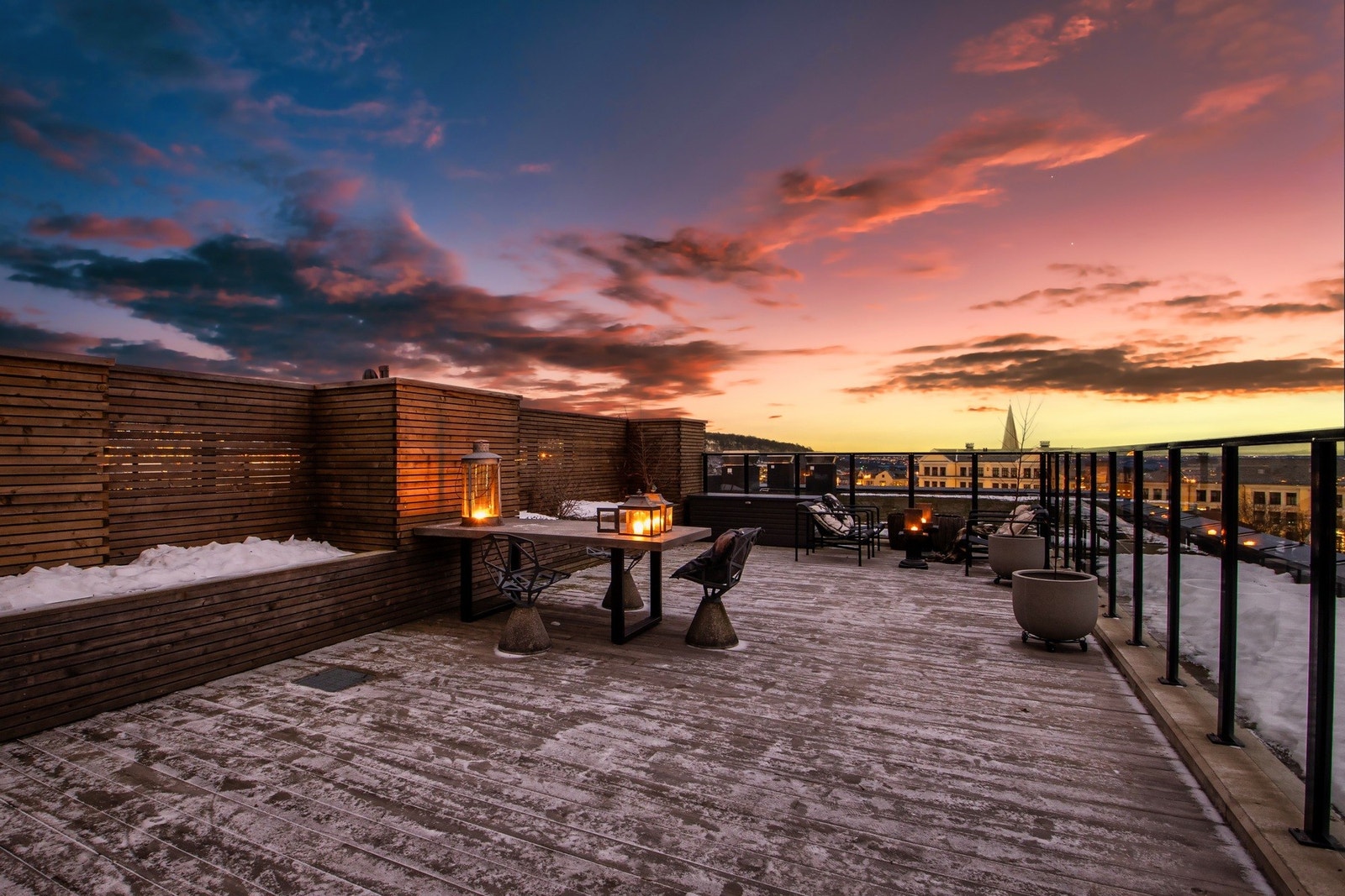 Takterrassen vender mot sørvest og byr på ypperlige solforhold Galleribilde