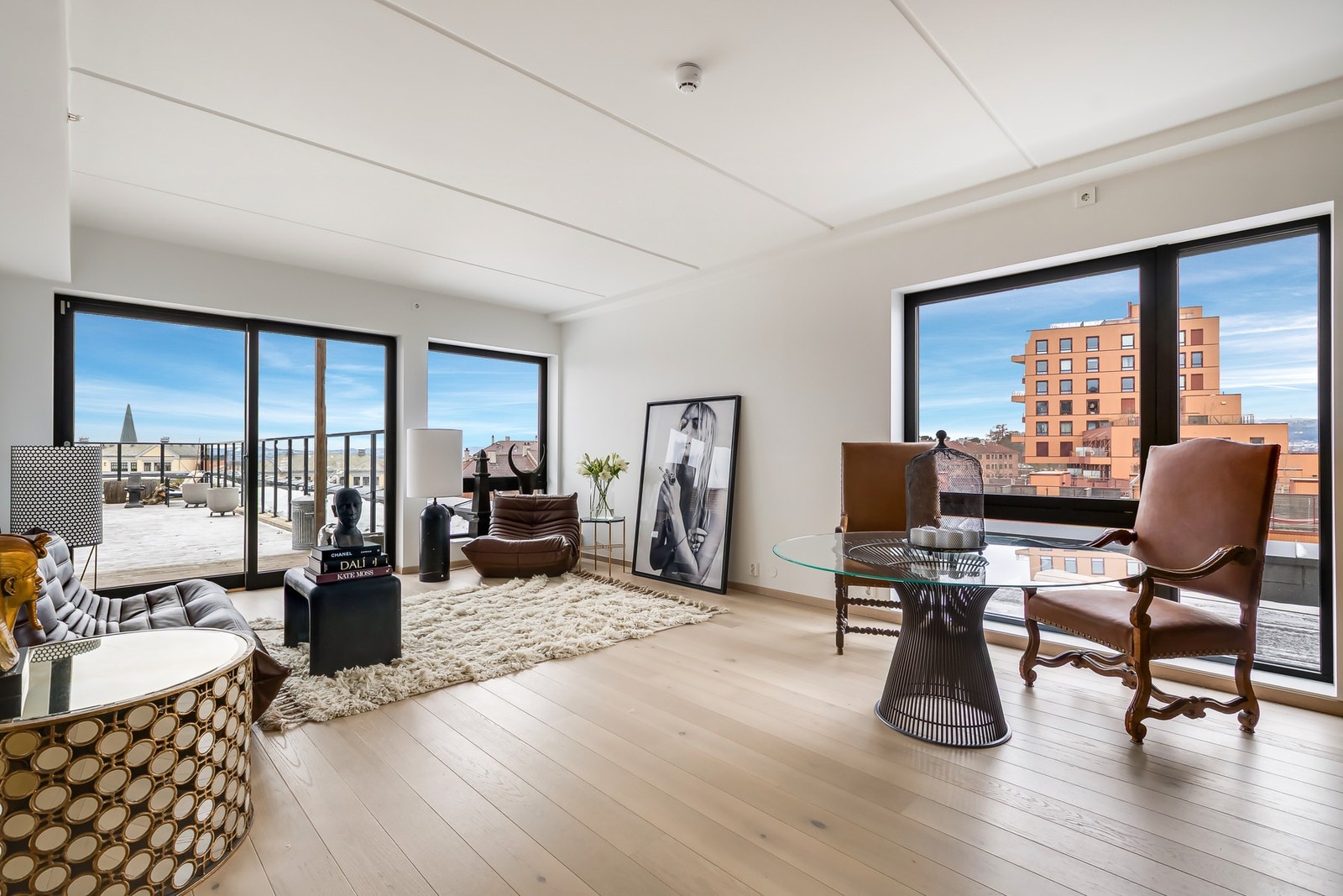 Topp- hjørneleilighet med store vindusflater og ingen innsyn Galleribilde