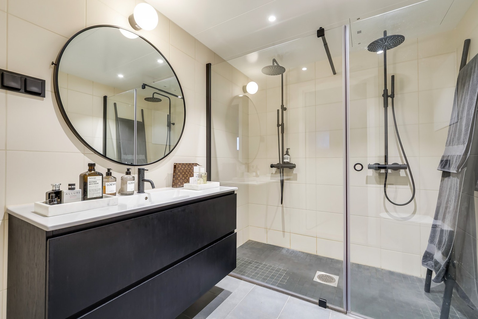 Bad 1: 2 dusjer med regnfall gir den eksklusive følelsen Galleribilde