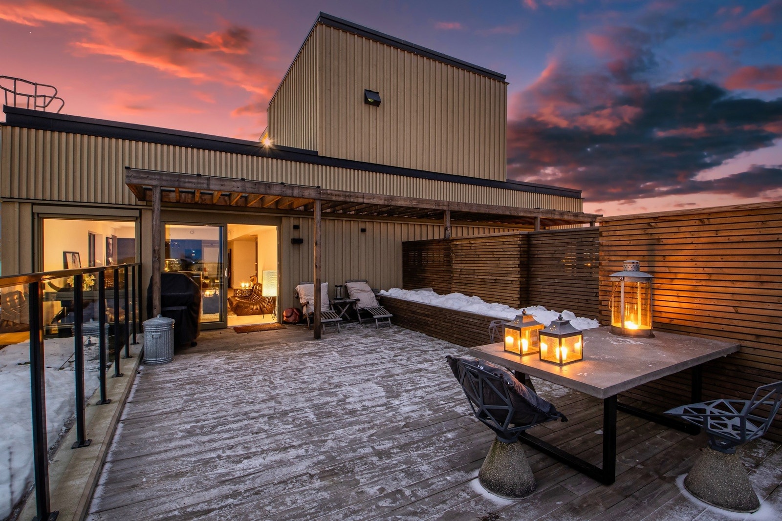 Her er det rikelig med plass til å etablere flere sosiale soner på takterrassen Galleribilde