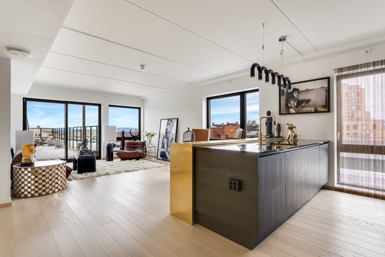 Benkeplate i stein fra Sigvartsen Galleribilde