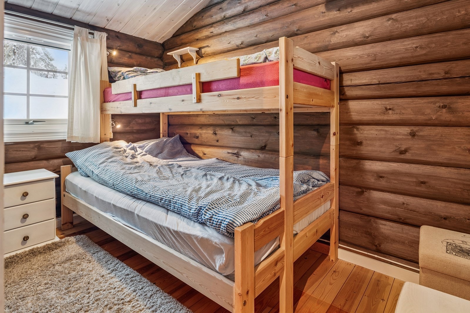 Alle soverommene er utstyrt med panelovn på vegg for jevn oppvarming. Galleribilde