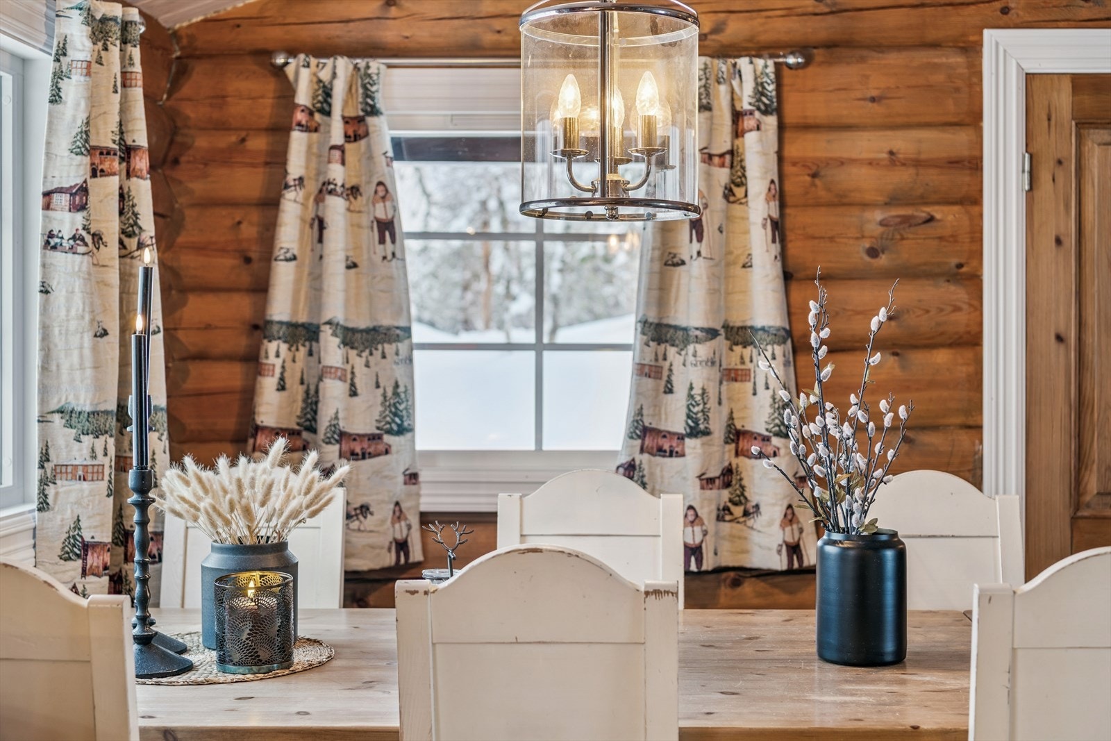 Vinduene med to-lags glass er fra 2017 og slipper inn godt med dagslys. Galleribilde