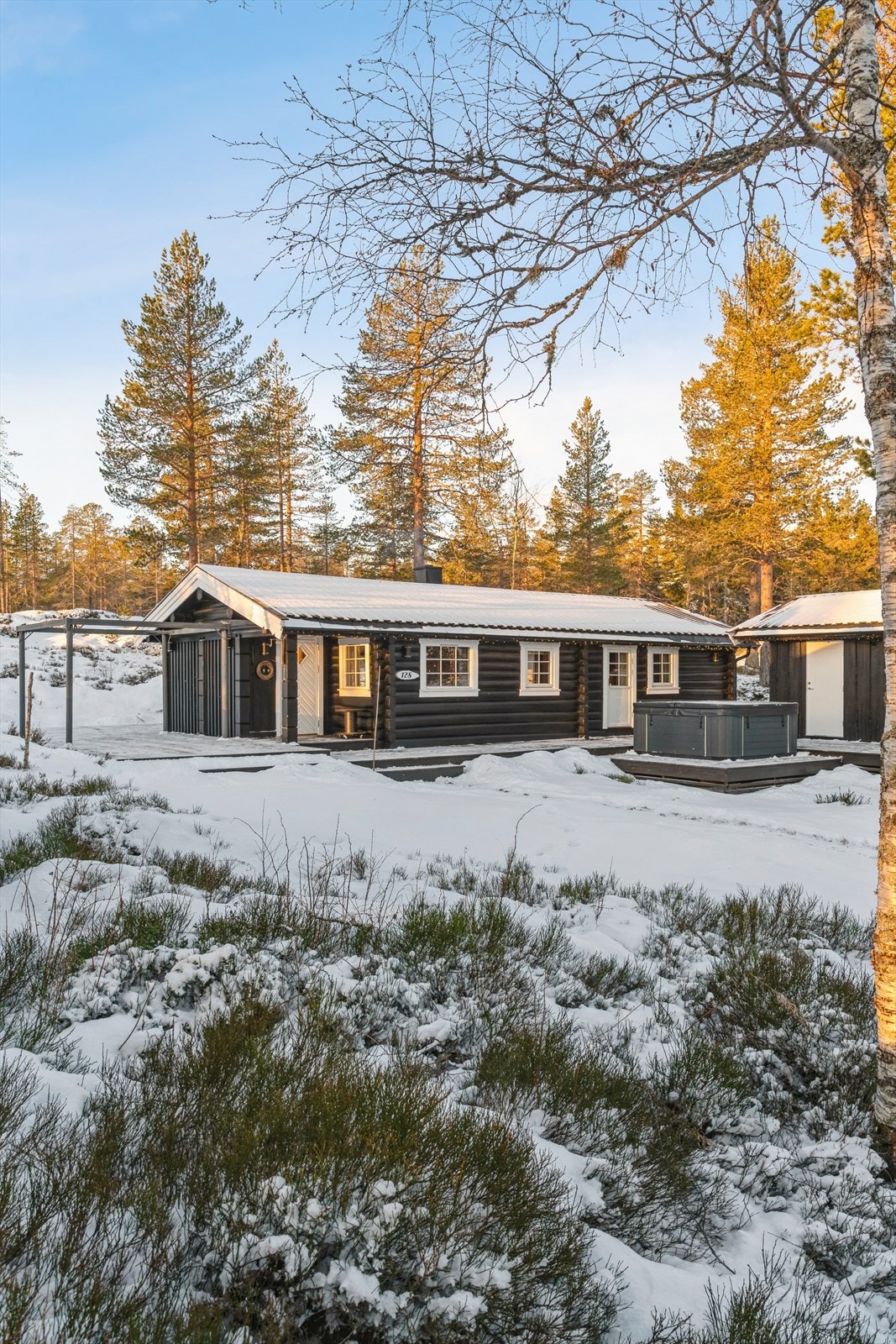 Yttertaket ble lagt nytt i 2015, og takrenner og nedløp er fra samme år. Galleribilde