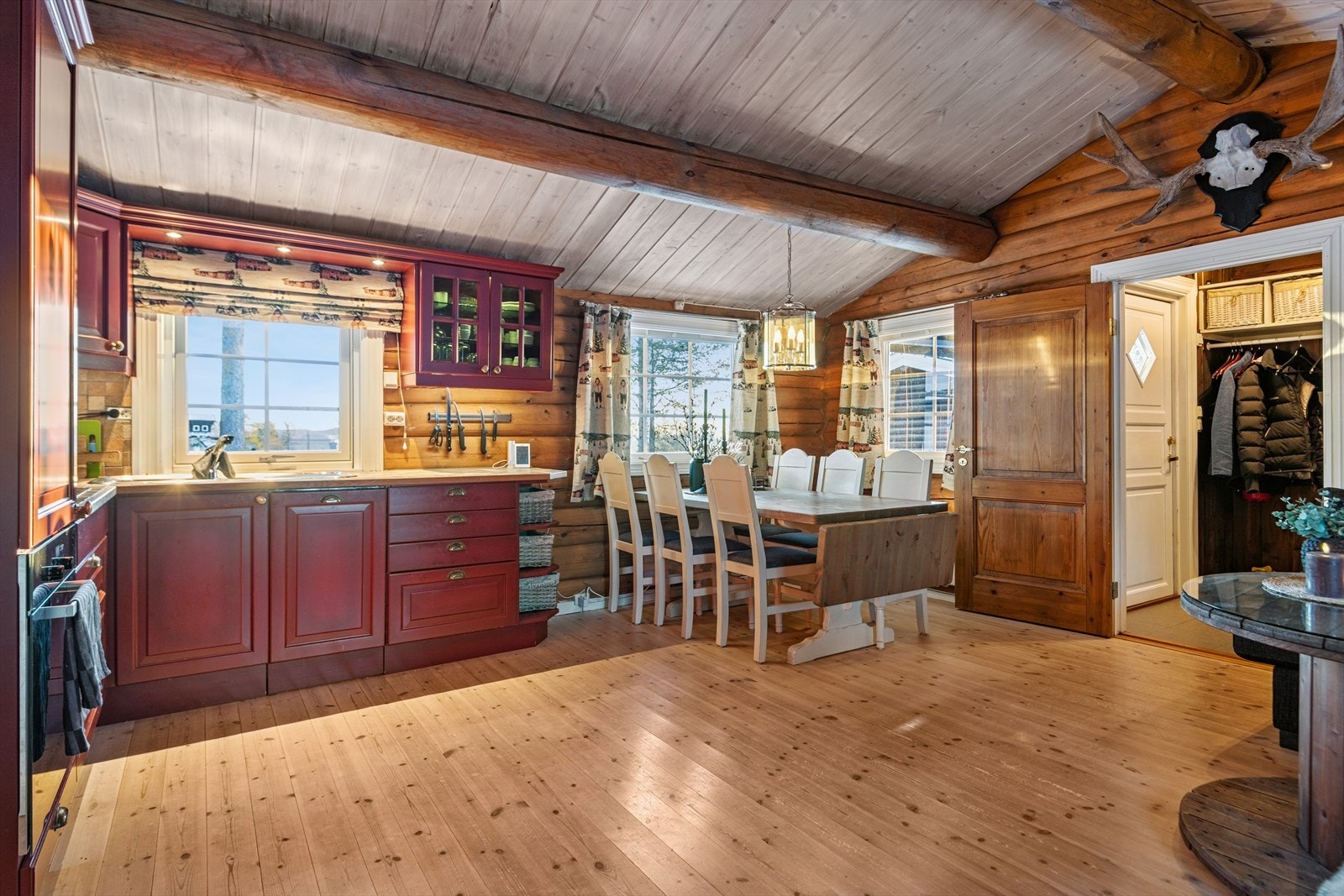 Kjøkkenet, oppgradert i 2006, er også tilknyttet spiseplassen og stuen. Galleribilde