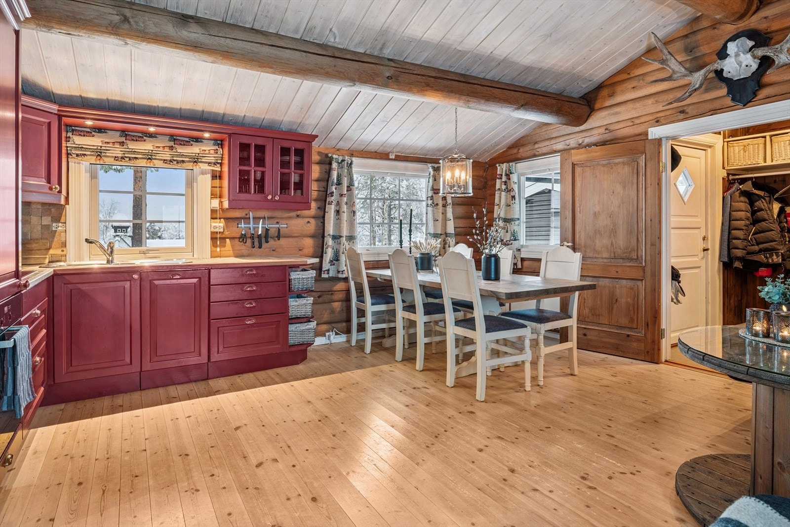 Fra entréen kommer du direkte inn i hyttas sosiale sone. Galleribilde