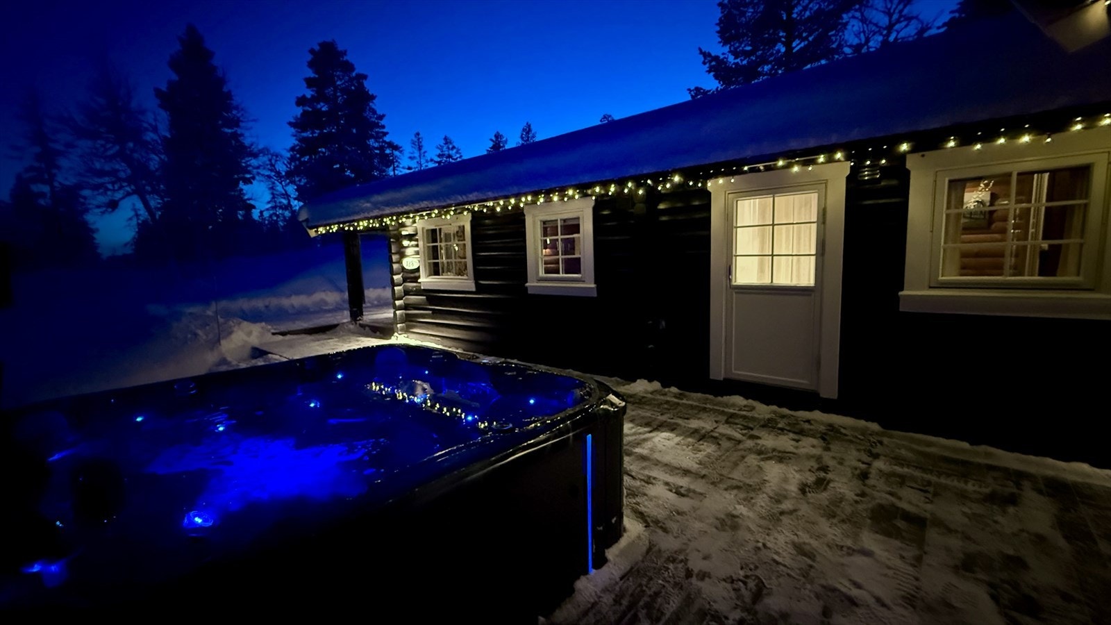 Den store terrassen på 99 m² har direkte utgang fra bad til jacuzzi. Foto privat. Galleribilde