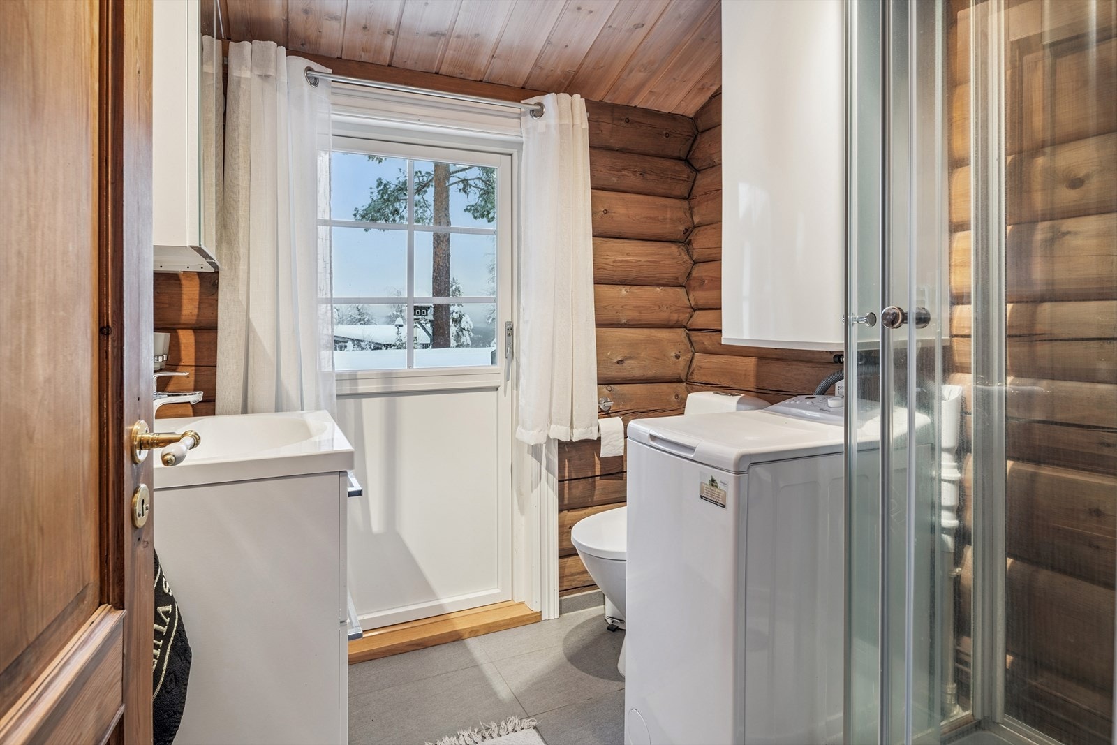 Badet ble oppgradert i 2017 med flislagt gulv, varmekabler og opplegg for vaskemaskin. Galleribilde