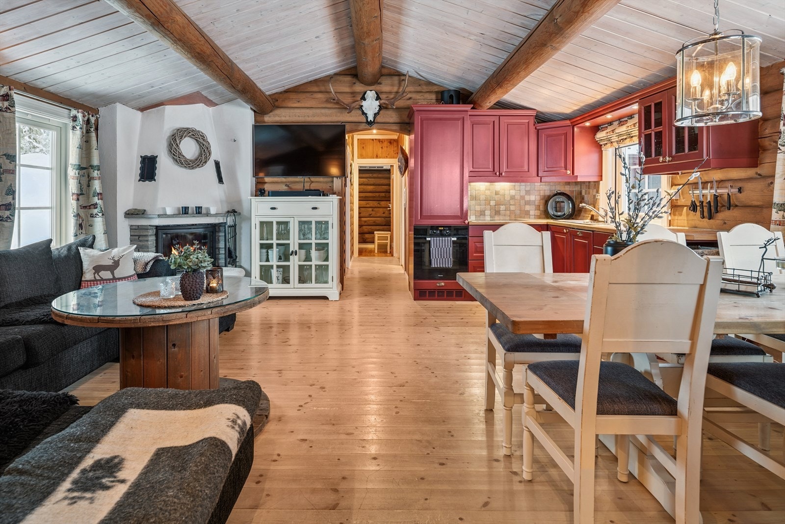 Den åpne planløsningen mellom stue og kjøkken skaper et sosialt og innbydende allrom. Galleribilde