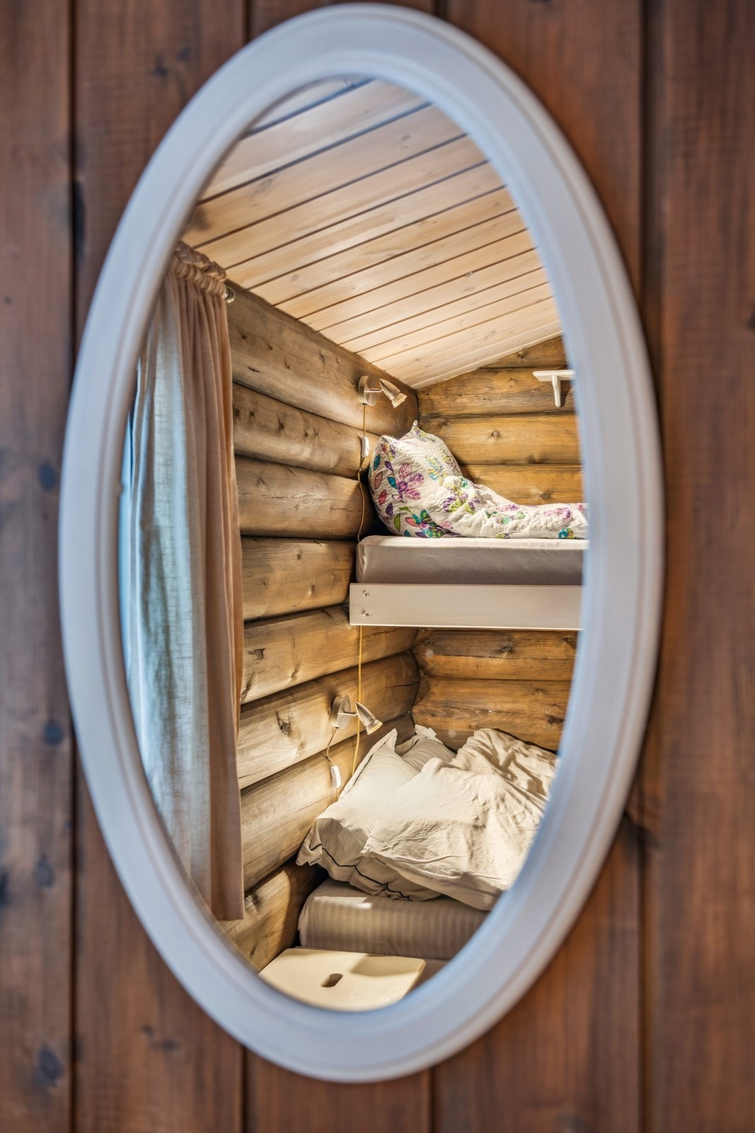 Soverommene har vegger av trepanel og laftet tømmer, som gir en lun atmosfære. Galleribilde