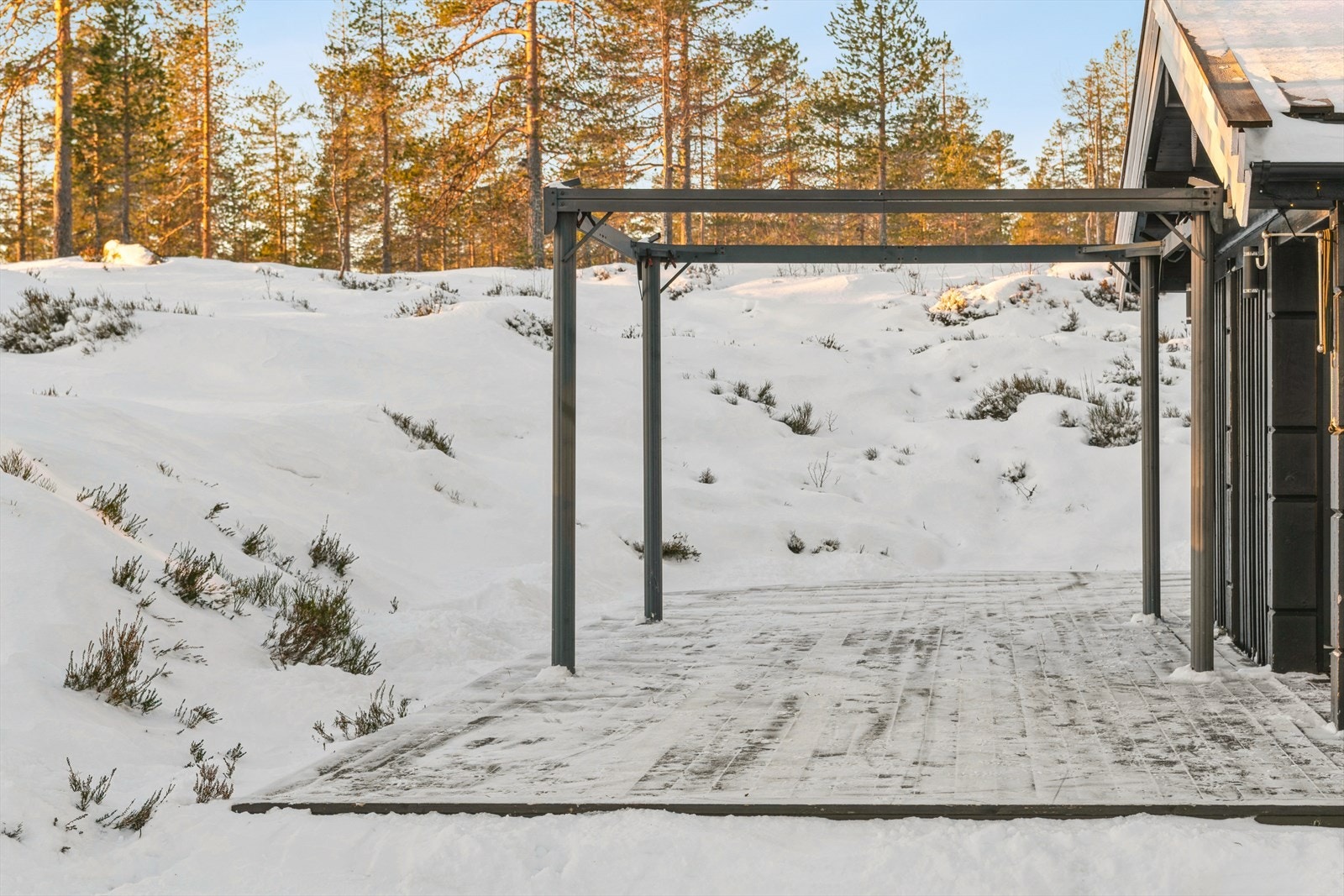 En del av terrassen er overbygget, og gir ly for vær og vind. Galleribilde