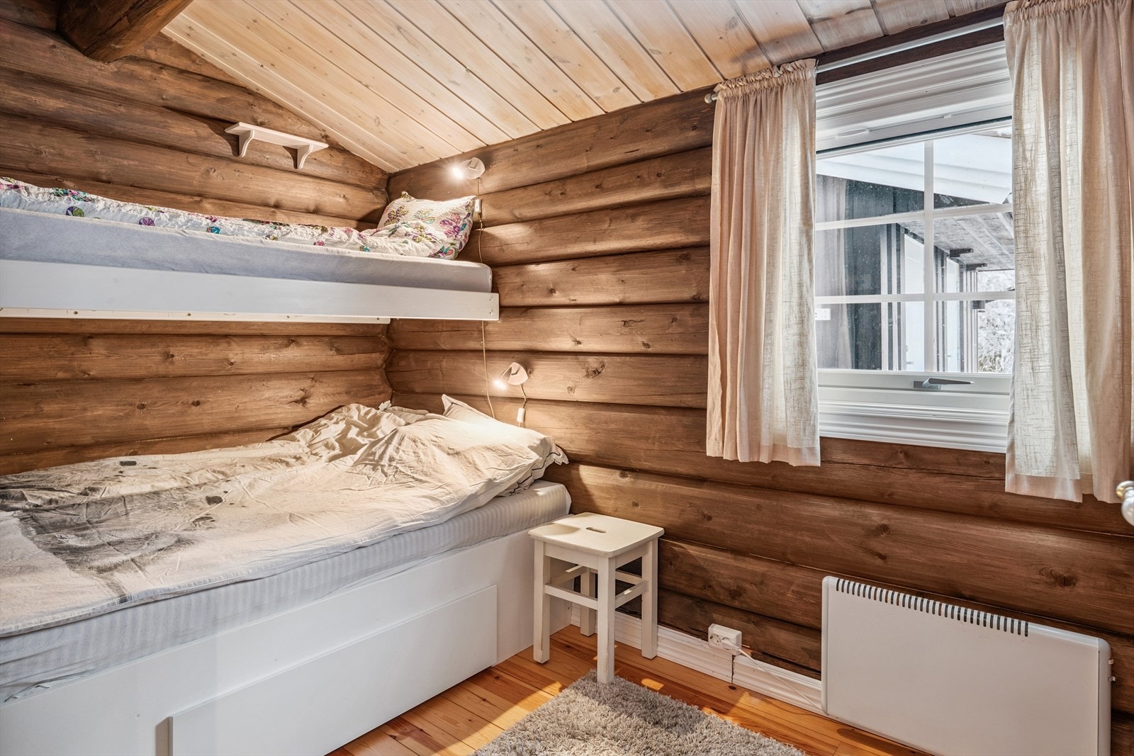 Hytta har tre soverom, flere med plassbygde køyesenger for effektiv utnyttelse. Galleribilde