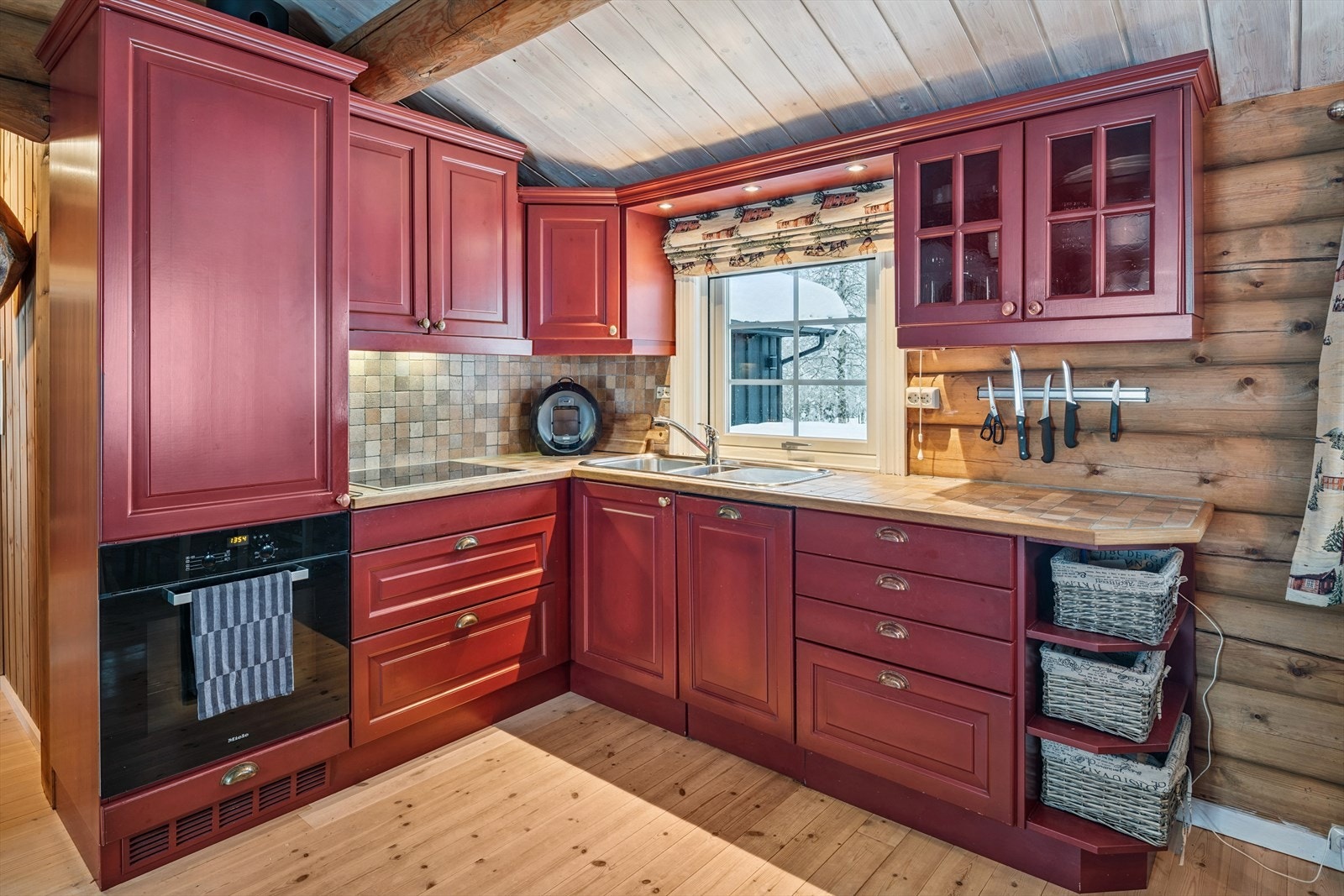 Kjøkkenet er utstyrt med integrert komfyr, platetopp, kjøleskap og oppvaskmaskin. Galleribilde